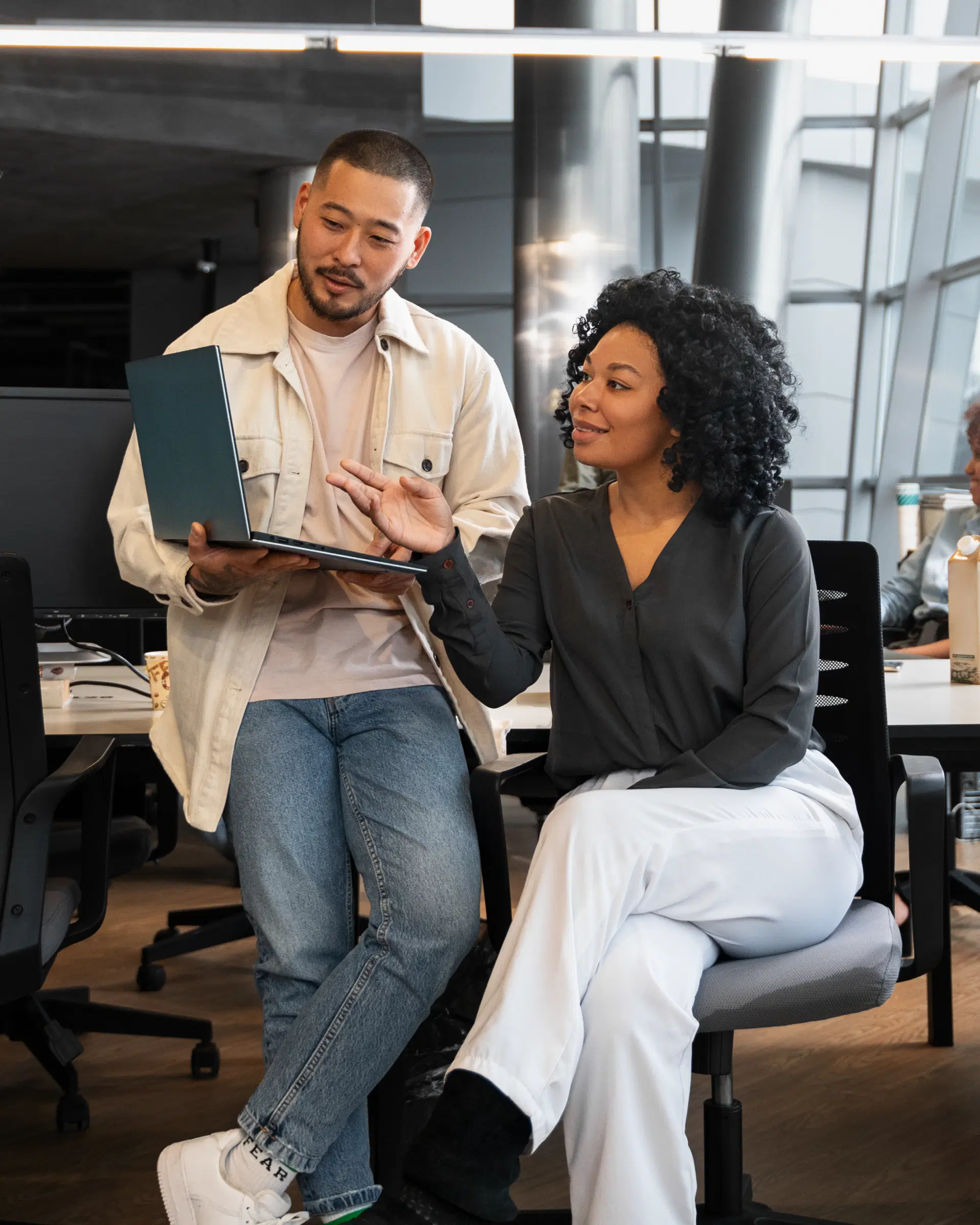 Homem e mulher olhando para um notebook