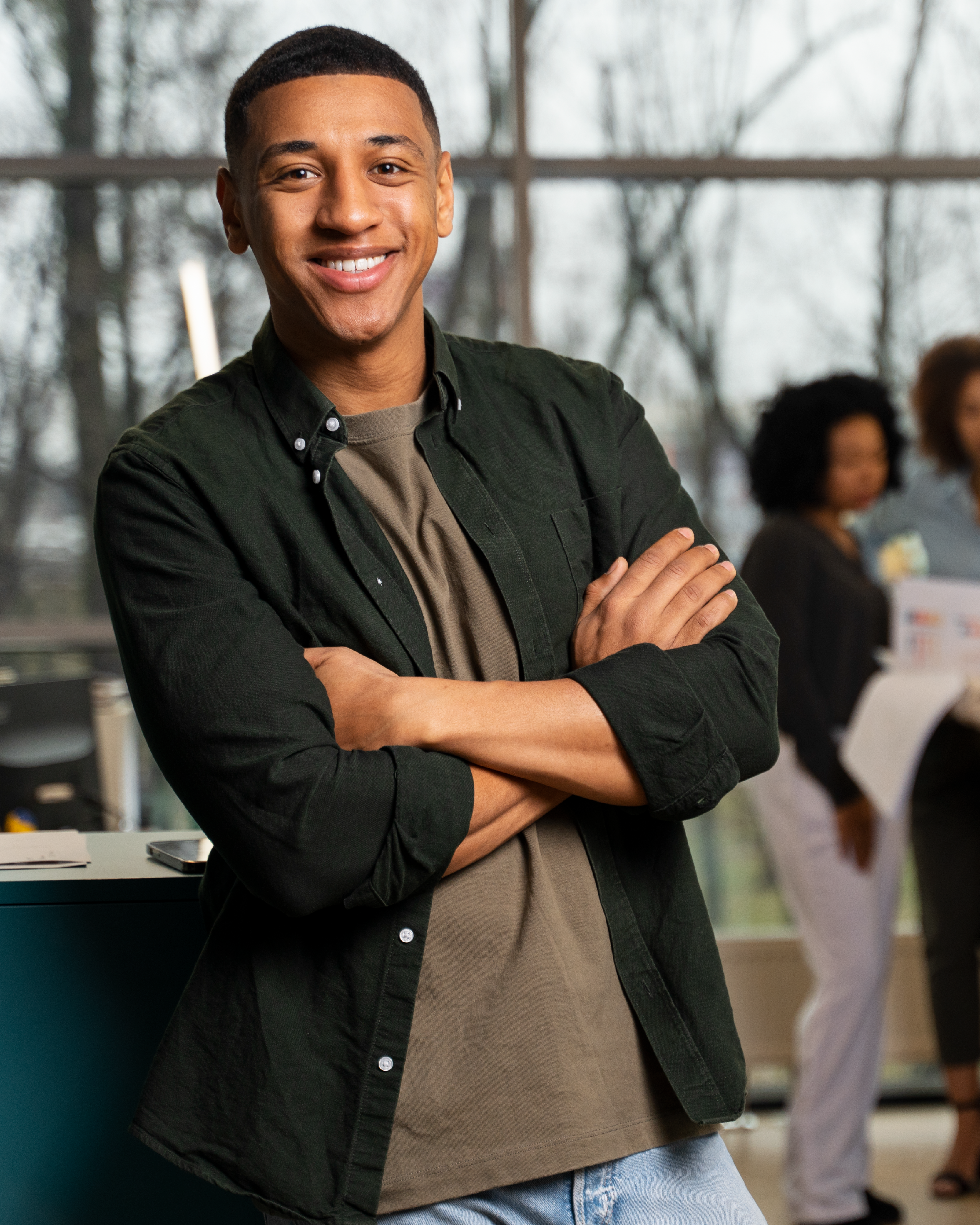 Homem com braços cruzados