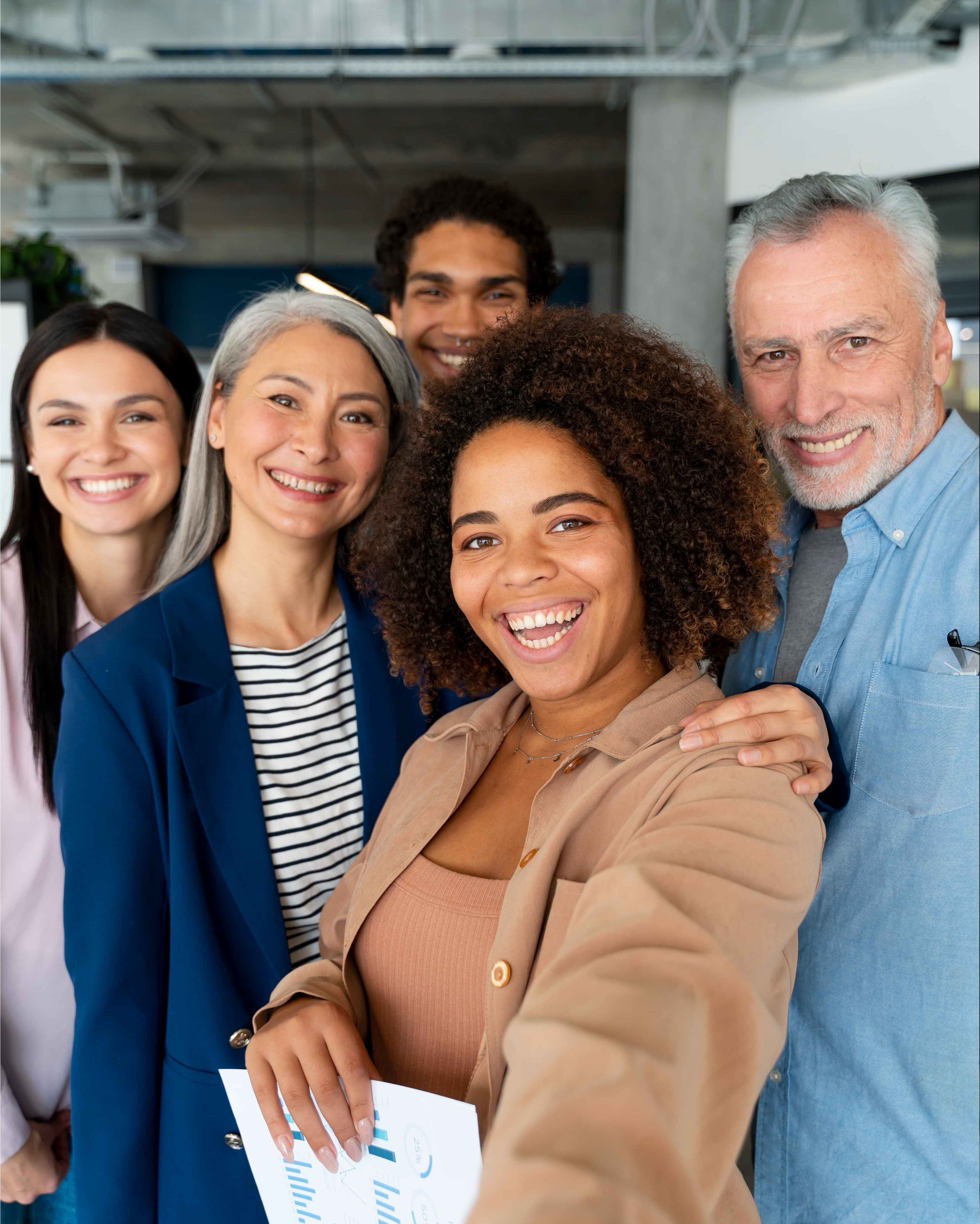 Equipe com pessoas felizes