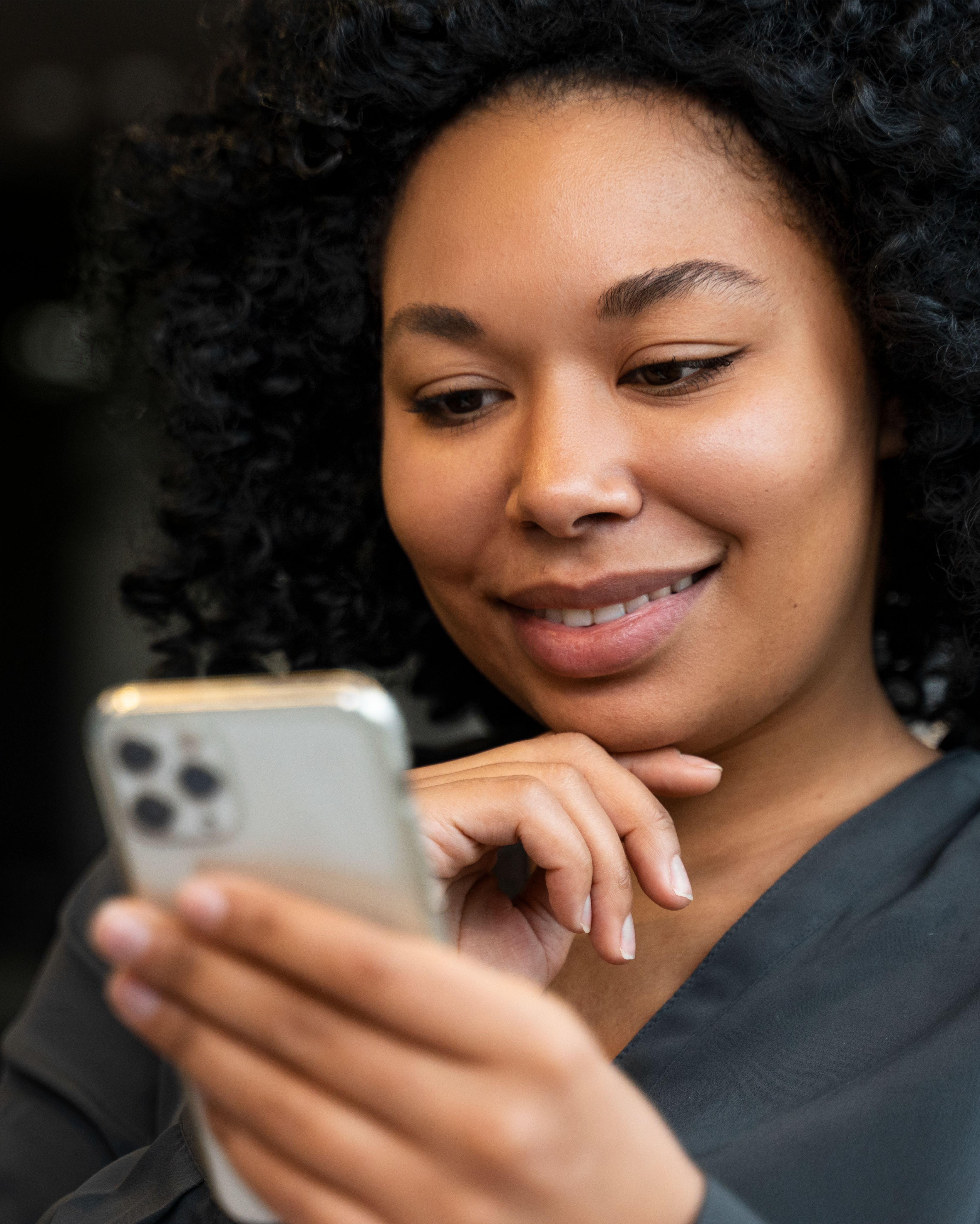 Mulher olhando para o celular